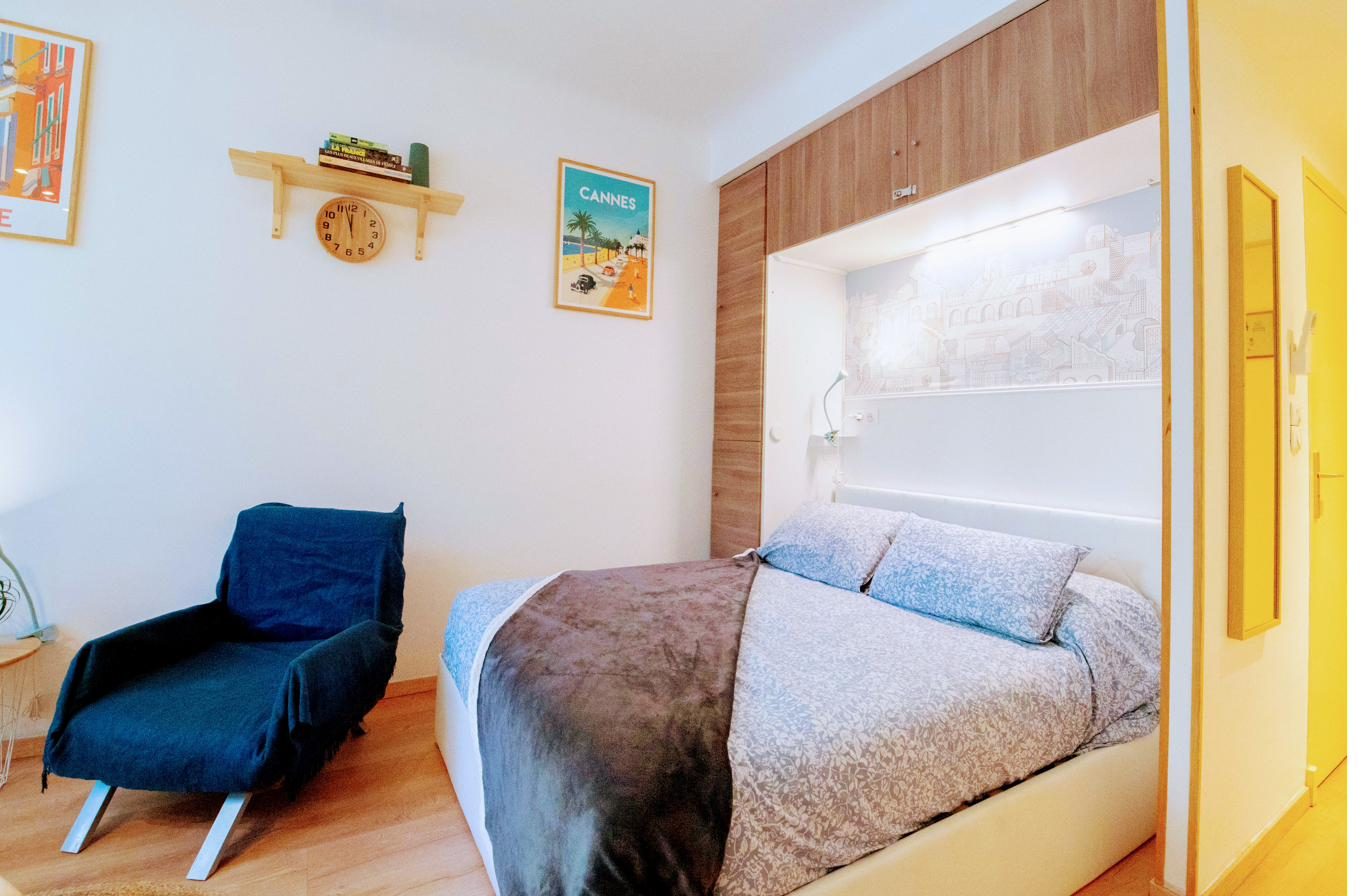 Lit double du studio Haliviera avec tête de lit éclairée