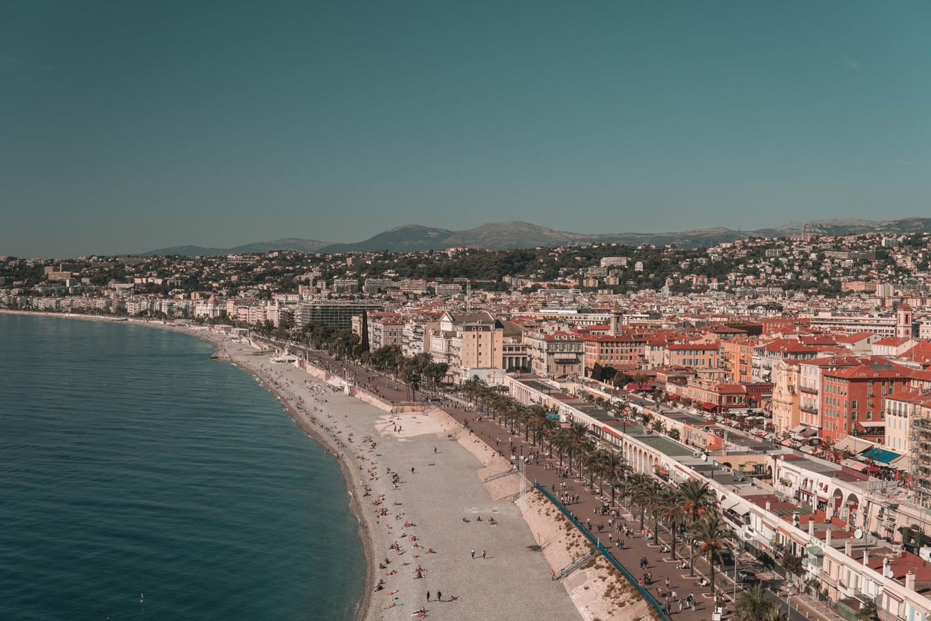 La Promenade des Anglais et la courbe de la baie des Anges