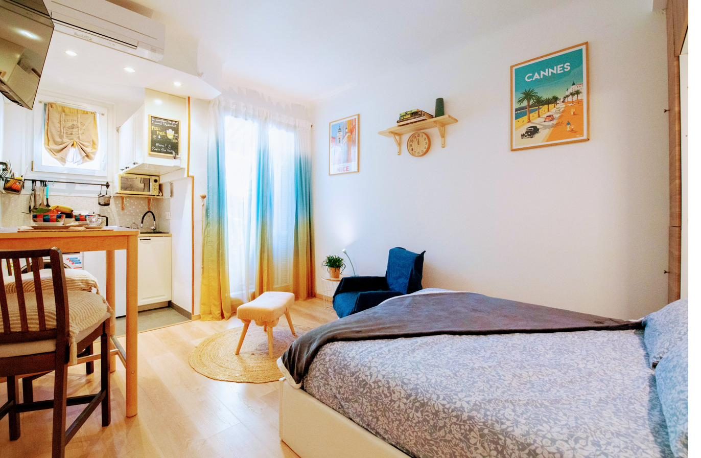 Le studio Haliviera baigné de lumière, lit double et kitchenette